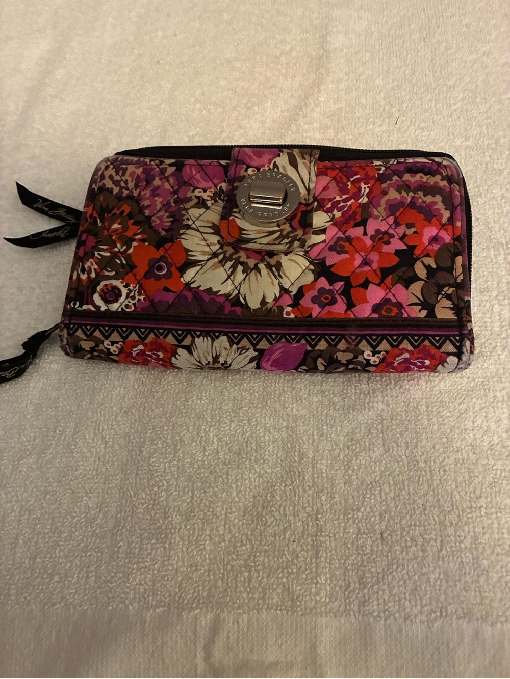 Pre-owned Vera Bradley Turnlock Zip Wallet in “Rosewood”quilted classic pattern